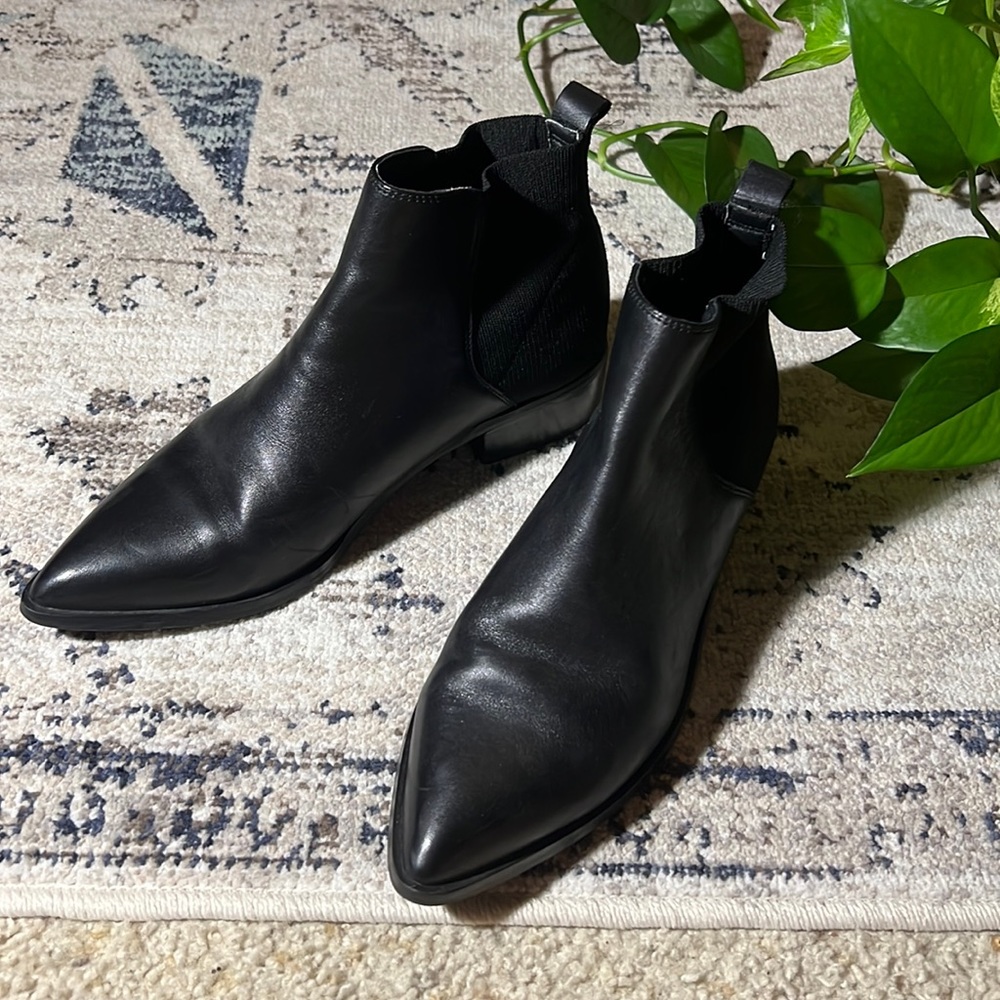 Steve Madden Black Leather pointed toe Chelsea Boot